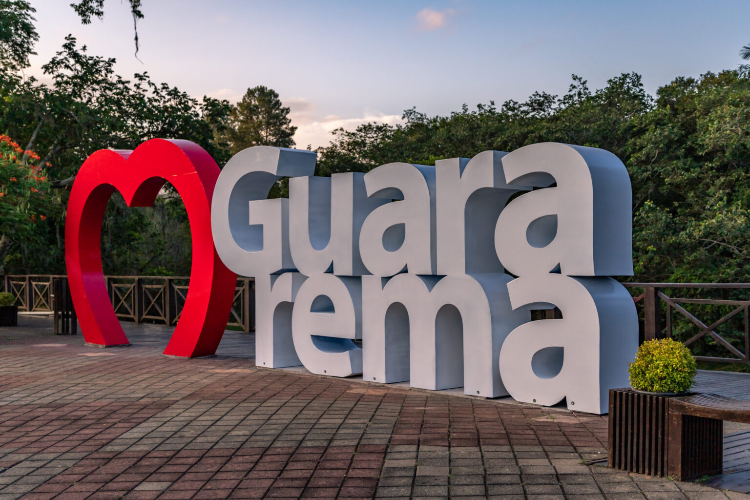 Placa com coração e o nome Guararema, simbolizando o acolhimento e o charme da cidade.