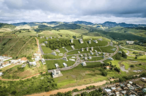 casas em aclive em guararema valorizam a vista e a arquitetura